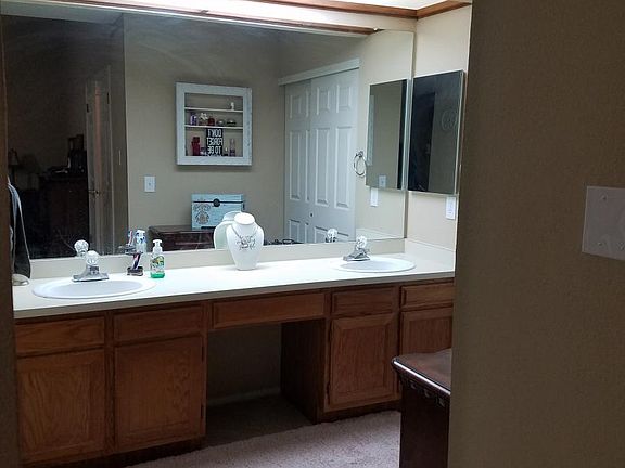 Master Bath (en-suite) with closet to the right (you can't see in the photo)