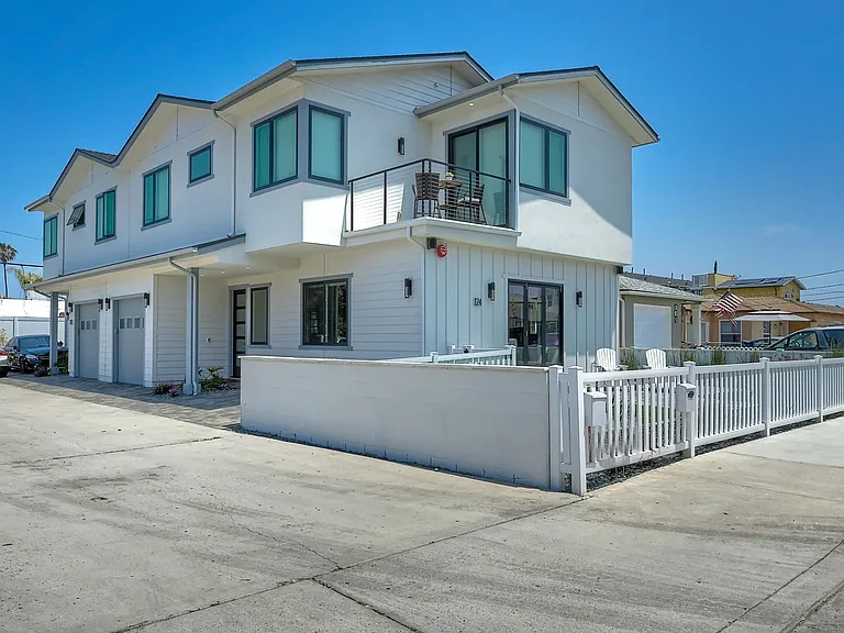 This Photo is 124 Dahlia. The unit at 126 Dahlia is on the left, not on the street side of the alley.