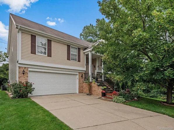 3090 Talon Cir, Lake Orion, MI 48360