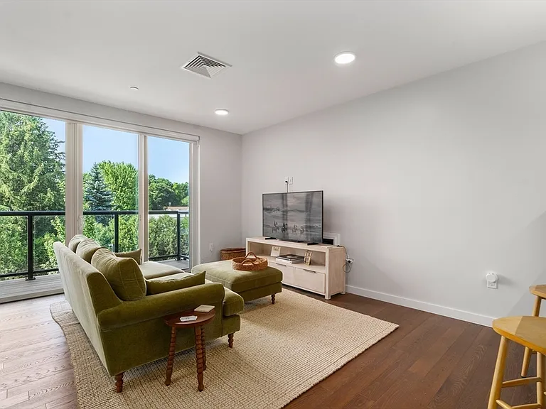 68 Los Angeles St #Penthouse 6 — Photo 6
