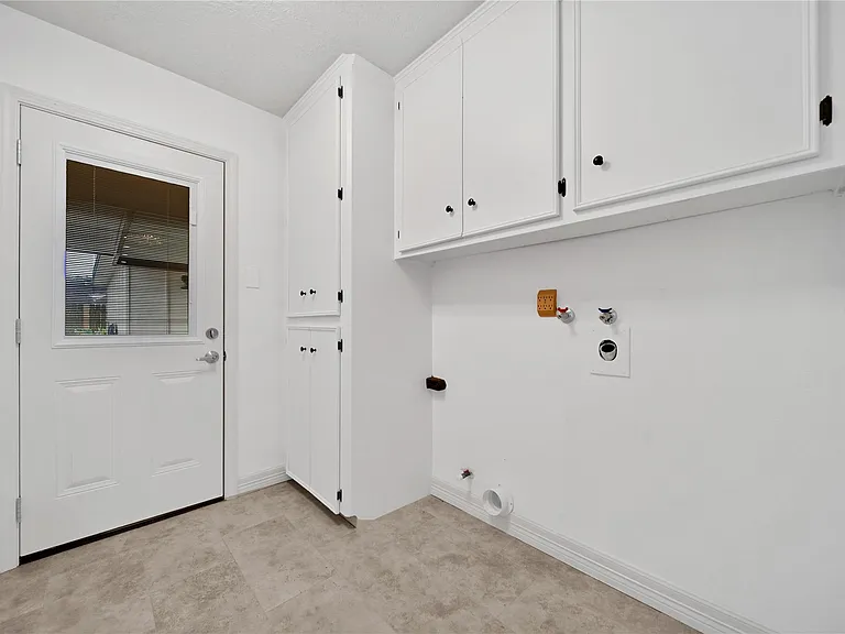 9411 Roos Rd — Photo 23