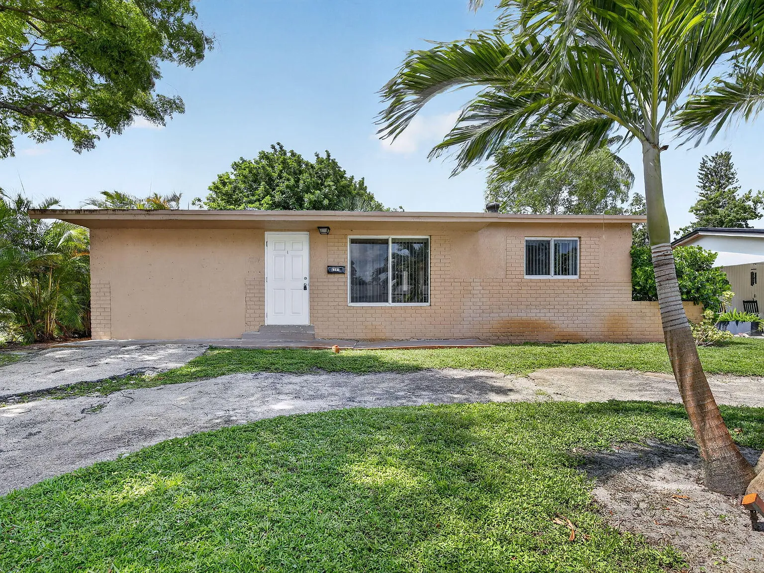 3 bed, 1.0 bath, 1040 sqft, $2,950 — Photo 3
