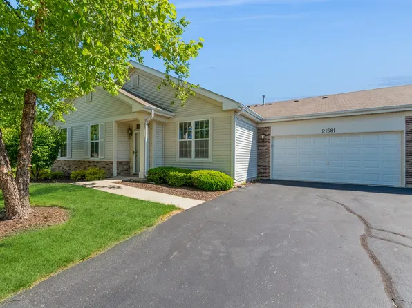 21581 Victory Lake Way, Crest Hill, IL 60403