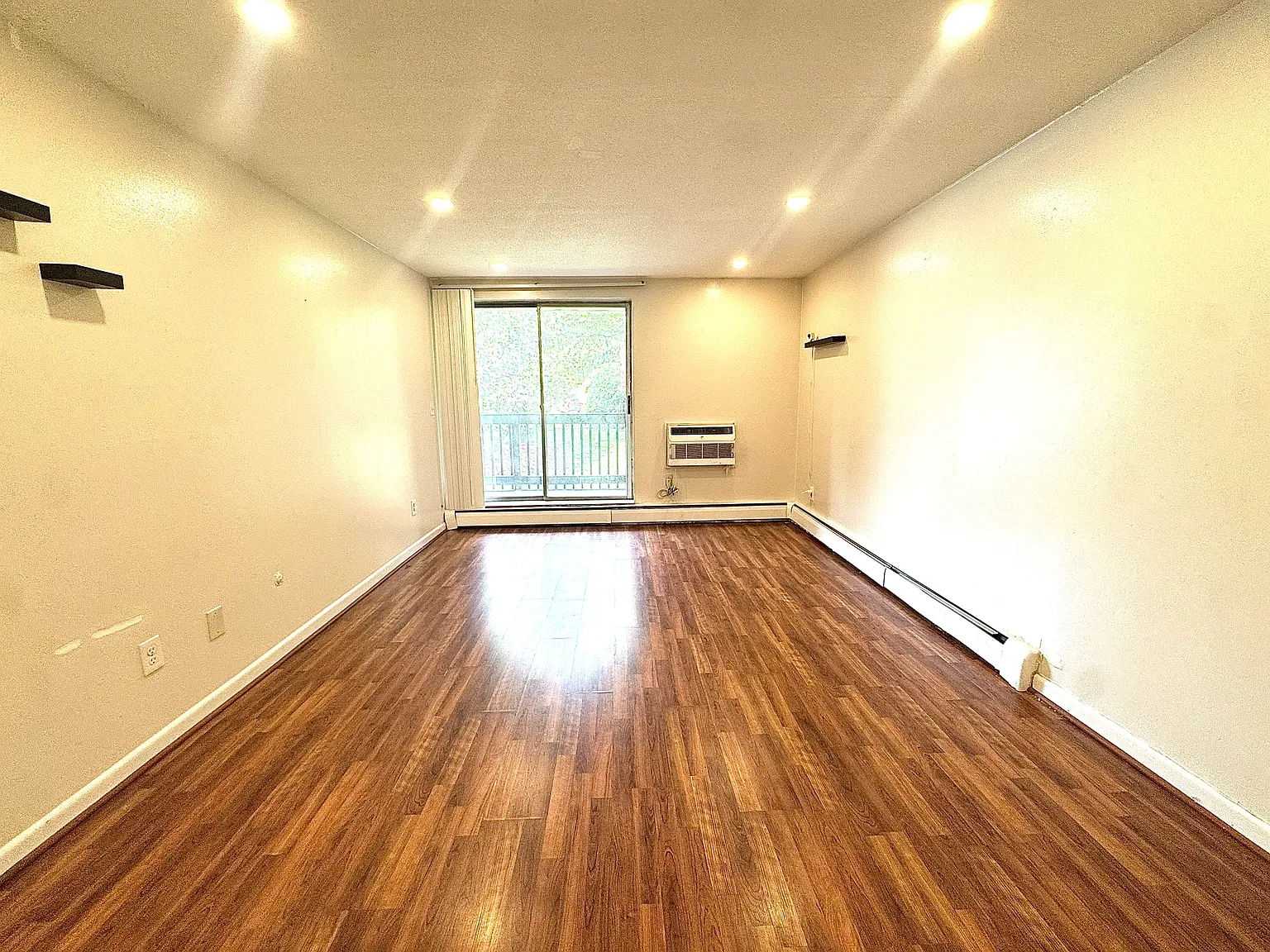 2 bed, 646 sqft, $2,400 — Photo 3
