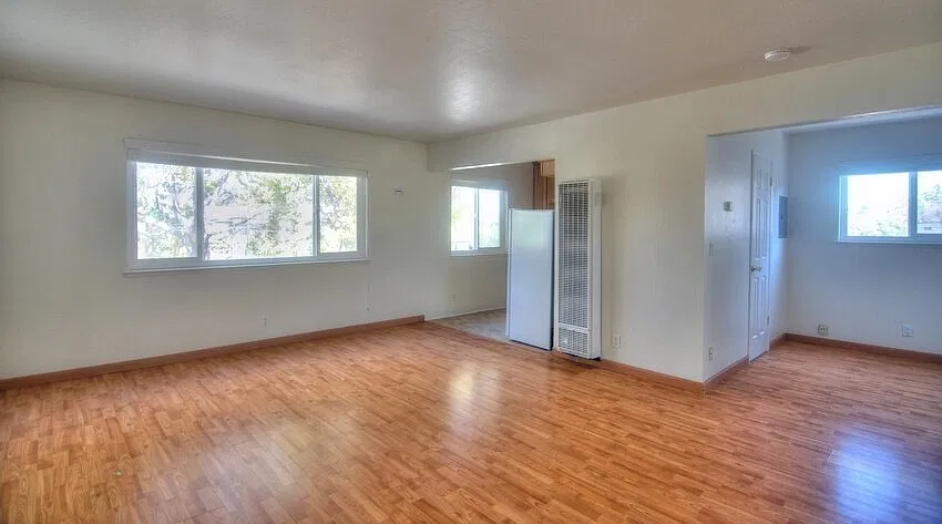 Bright, Spacious Studio with Alcove Perfect for Home Office! — Photo 3