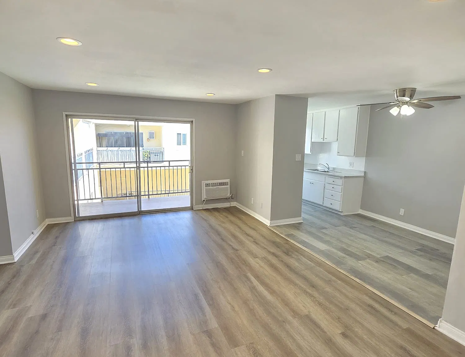 13813 Oxnard — Photo 1