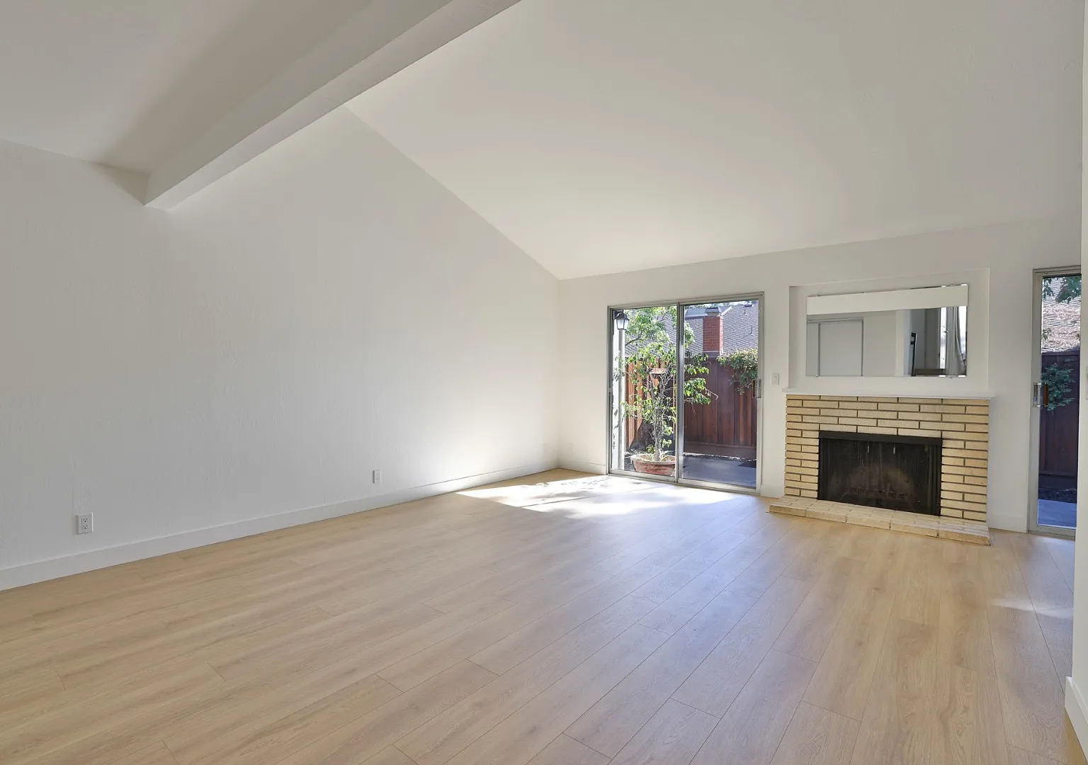Newly renovated townhome in Cupertino with top schools and great amenities — Photo 3
