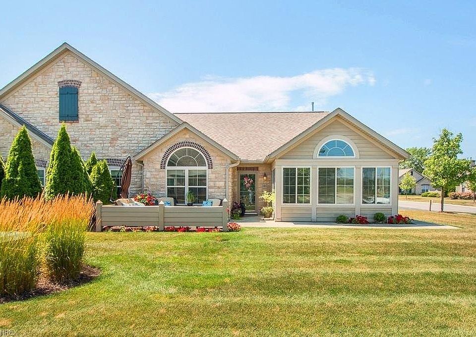 1st image of 121 Quarry Lakes Dr