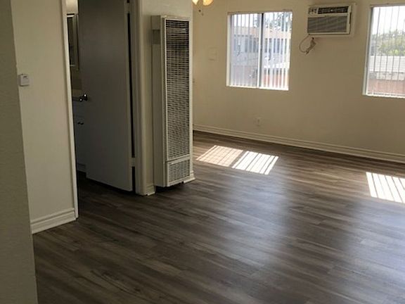 3rd image of 10518 Western Ave APT 205