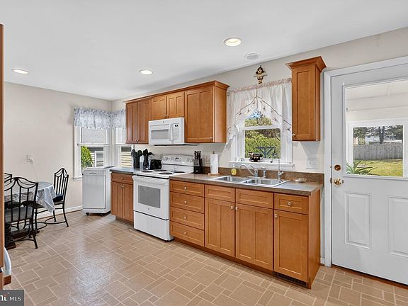 4th image of 4 Bauer Ave