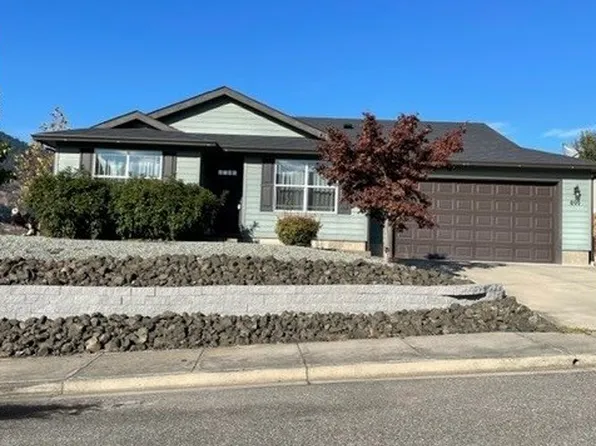 899 SE Fairway Dr, Myrtle Creek, OR 97457