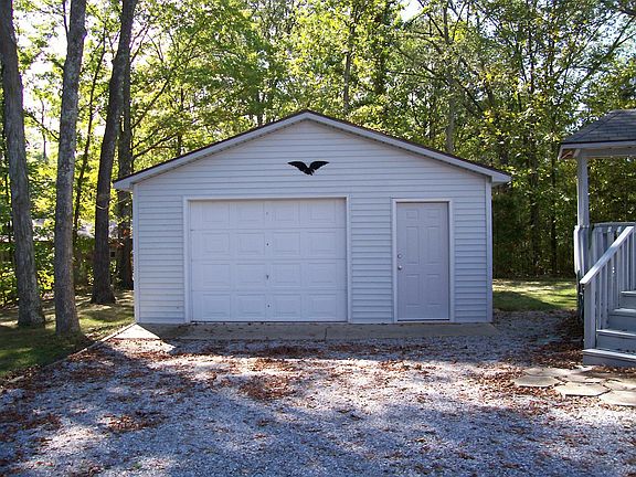 Detached garage