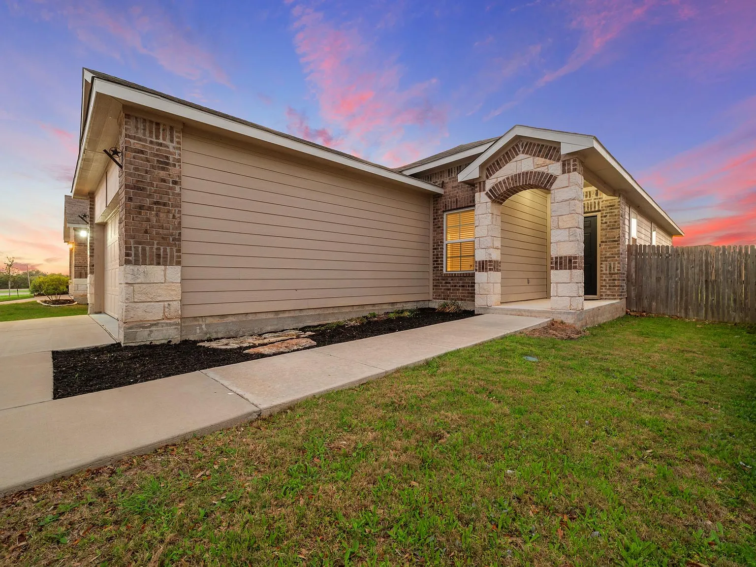 3 bed, 2.0 bath, 1434 sqft, $1,695 — Photo 2