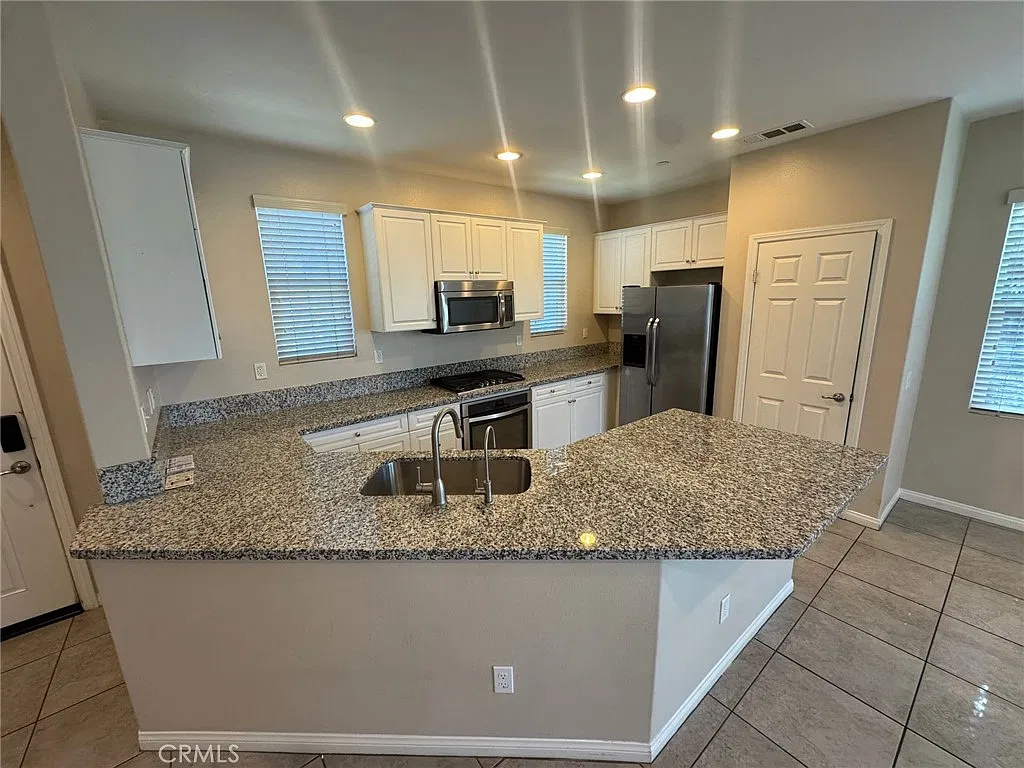 3 bed, 2.5 bath, 1649 sqft, $2,700 — Photo 3