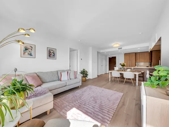 2707 Library Ln #305, North Vancouver, BC V7J 0C6