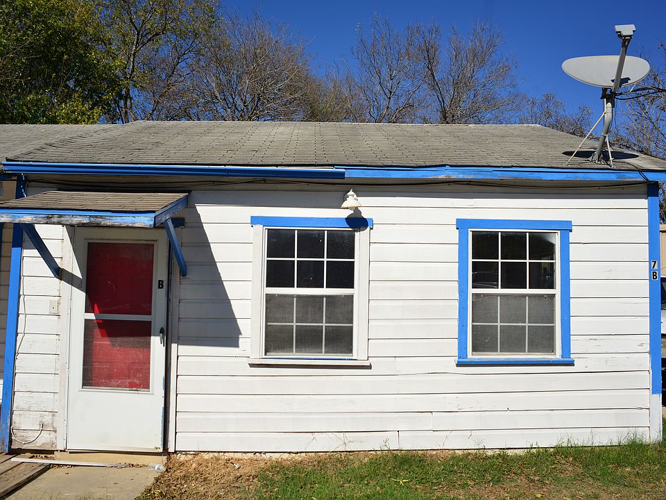 This is the main entrance of the studio. Contact the owner to plan a free tour anytime. The studio is recently renovated and is in an excellent condition.