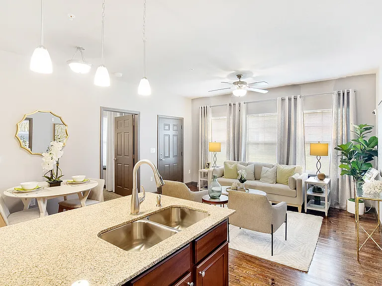 Kingston Crossing Apartment Homes — Photo 9