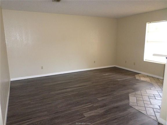 3rd image of 705 Wellesley Ct APT C