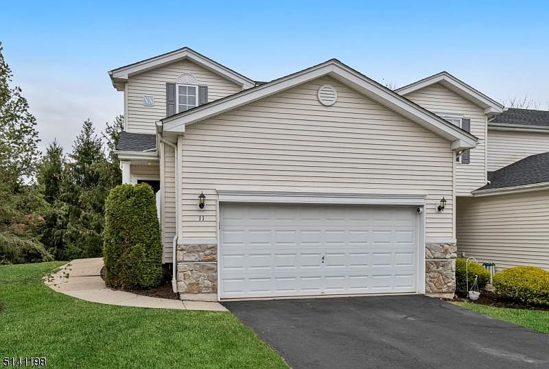 1st image of 11 Lakeview Dr