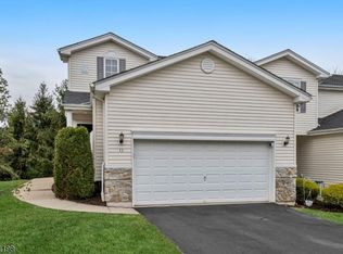 11 Lakeview Dr, Hamburg, NJ 07419