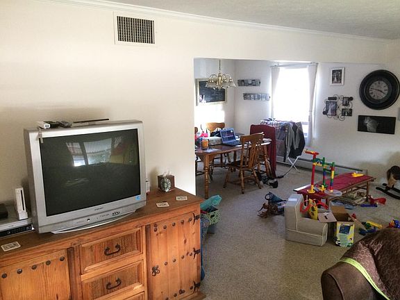Living Room (2/2)