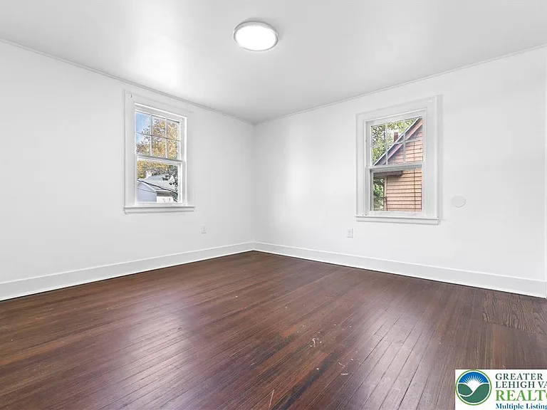 409 E Washington Ave — Photo 12