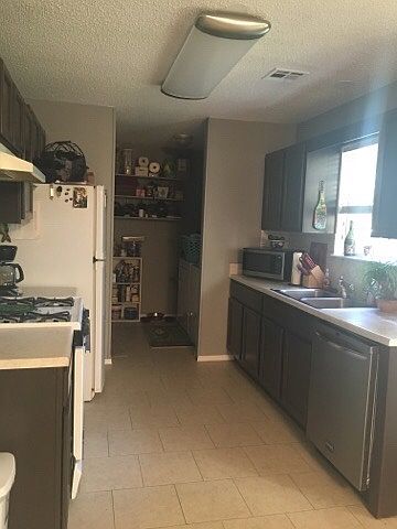 1st image of 605 Oxford Ln