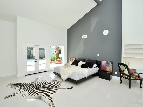 MASTER BEDROOM VIEWING POOL