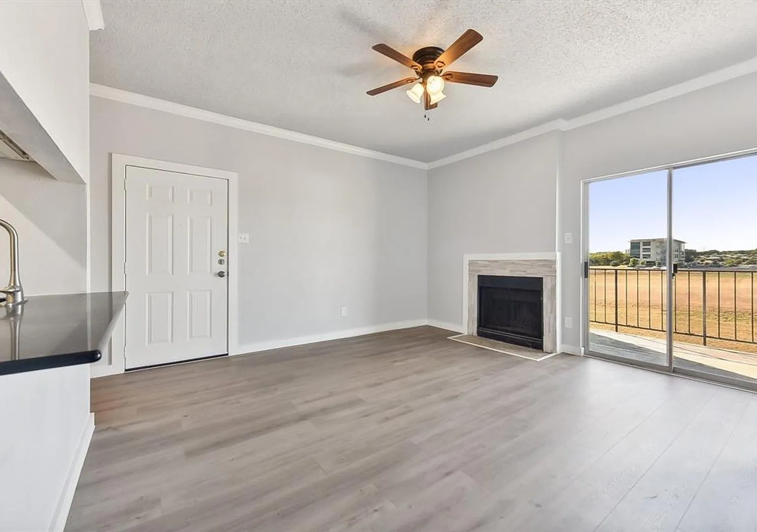 Edgecreek Condo for Lease close to the Domain — Photo 2
