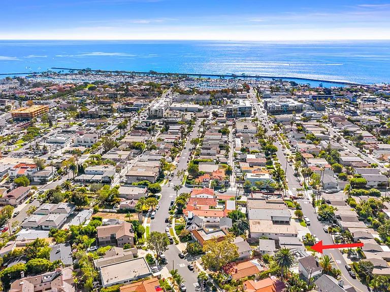 Located in close proximity to downtown Dana Point, the harbor and beaches. Walk to dinner from here