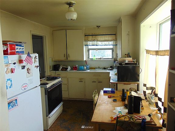 kitchen & nook area.