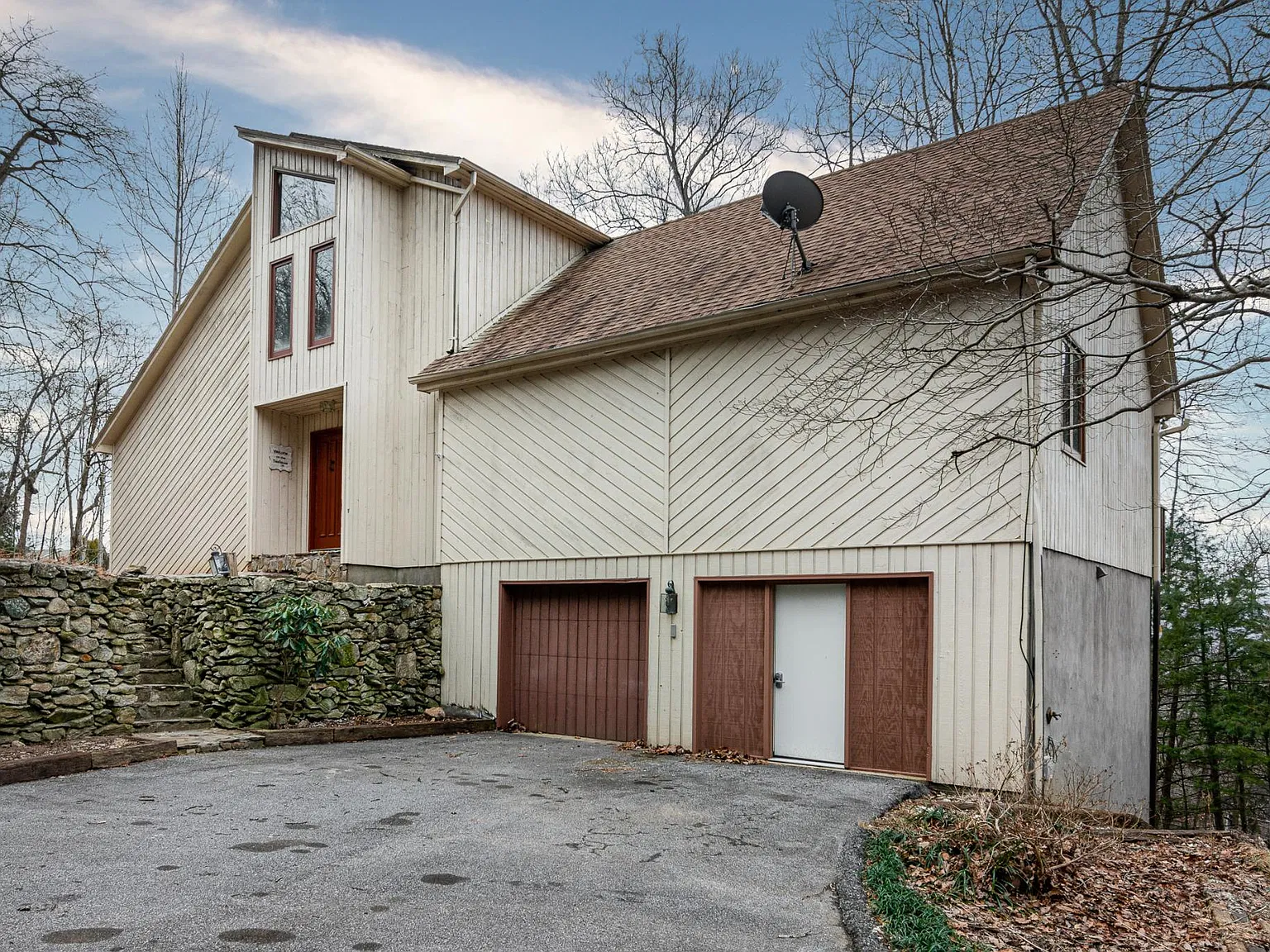 5 bed, 3000 sqft, $3,500 — Photo 1