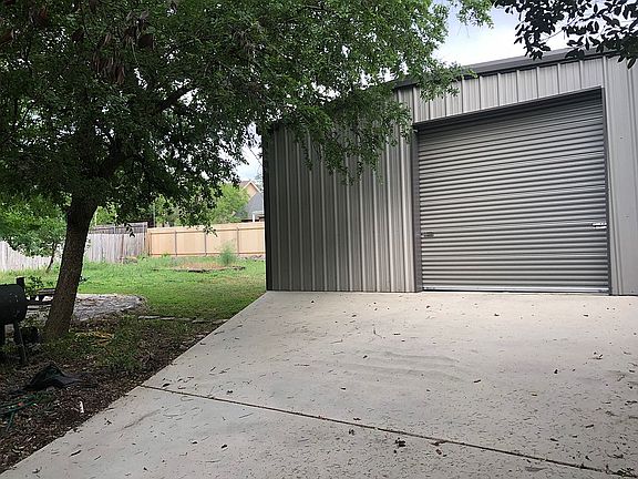 3rd image of 411 E Tanglewood Dr