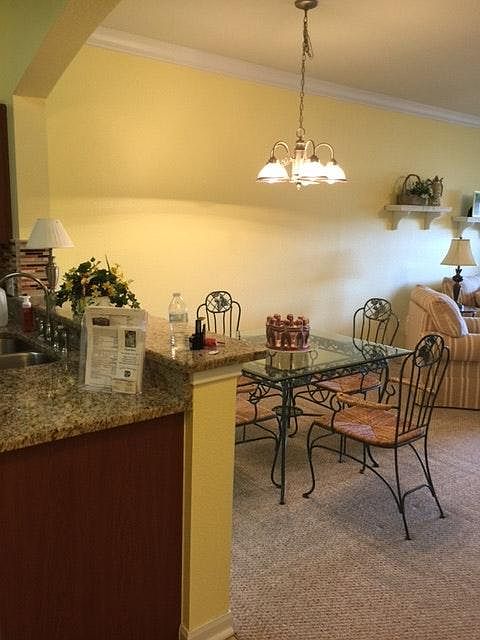 breakfast bar w/dining area