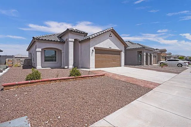 13645 Blackburn Ave — Photo 2