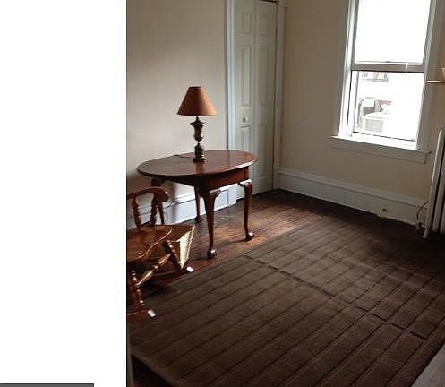 3rd image of 415 Queen Ave N