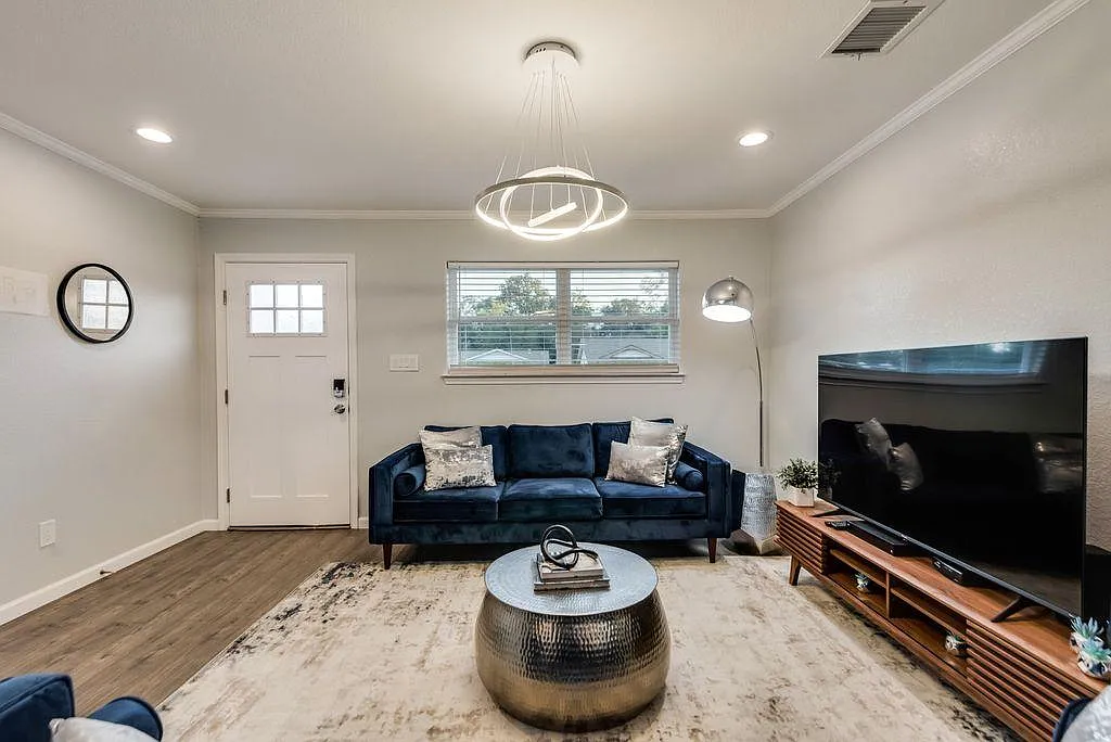 5 bed, 1679 sqft, $9,750 — Photo 3