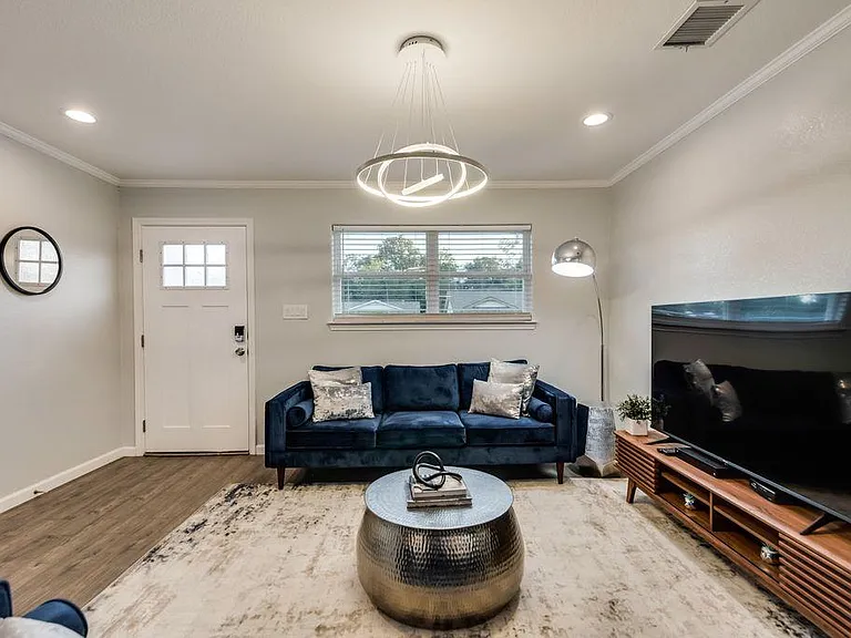 1203 Andrews St — Photo 3