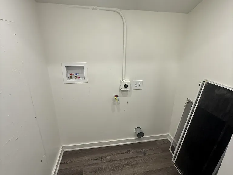 Pantry / Washer Dryer Hookups