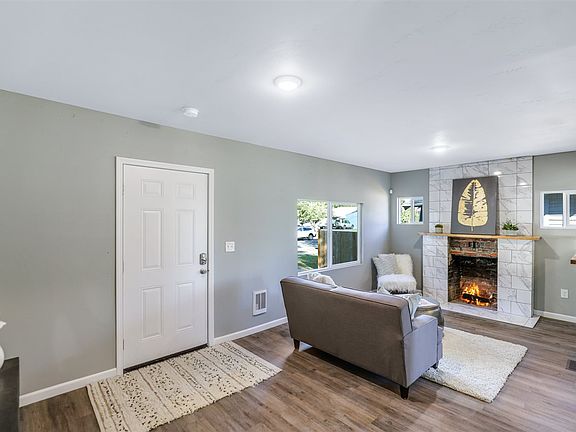 3rd image of 1021 W Grace Ave