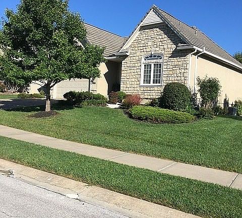 2nd image of 300 NW Greenview Dr