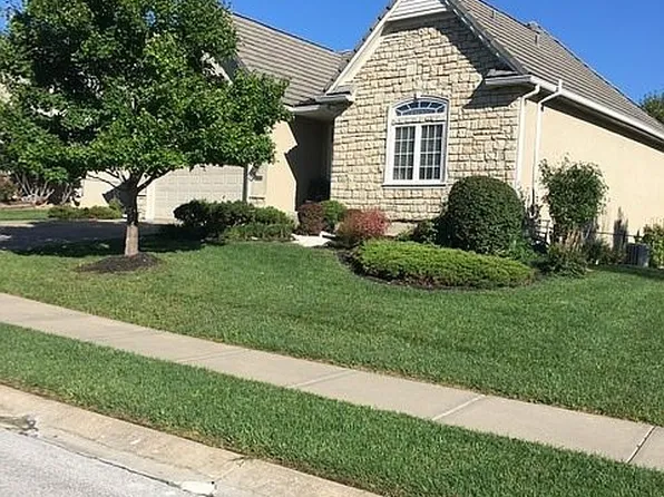 300 NW Greenview Dr, Lees Summit, MO 64064