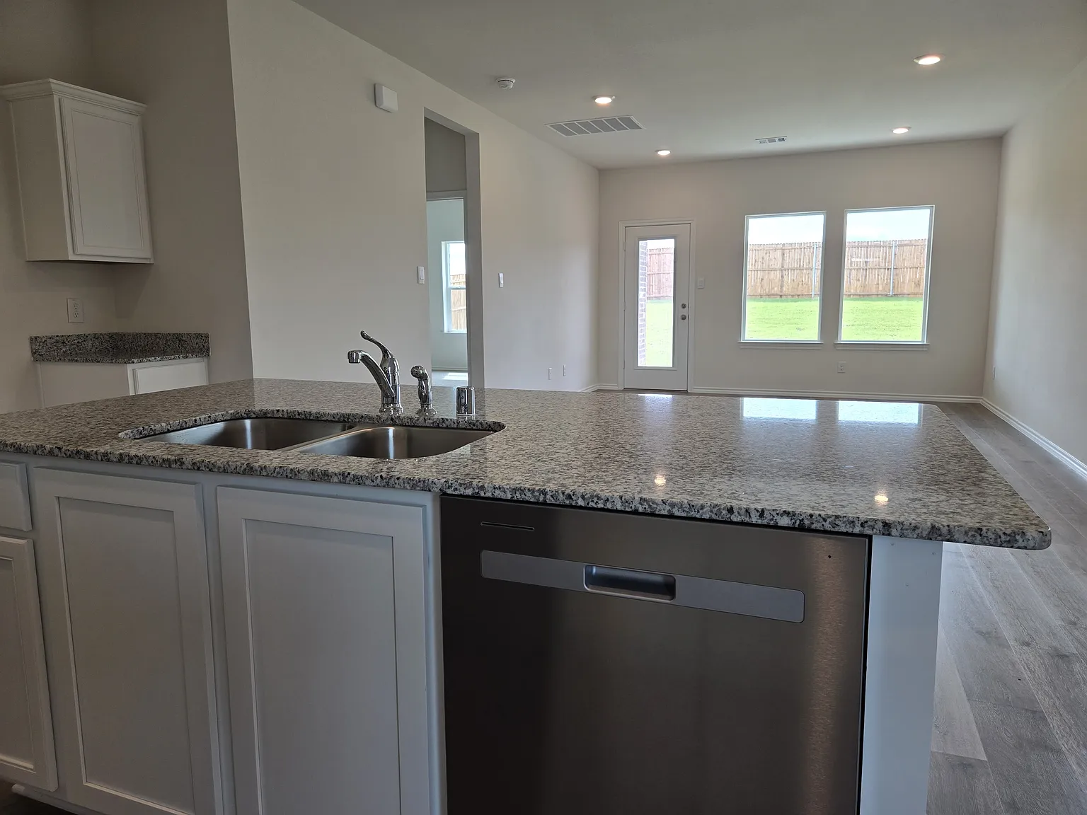 3 bed, 2.5 bath, 1931 sqft, $2,100 — Photo 4