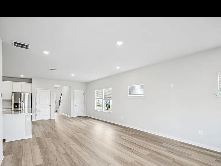 2750 Hawthorne Way — Photo 9