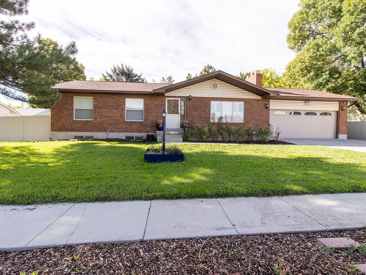 suu.☆ SCP-1471, uncovered body, looks to the side, full height