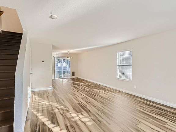 Living room w Dining area
