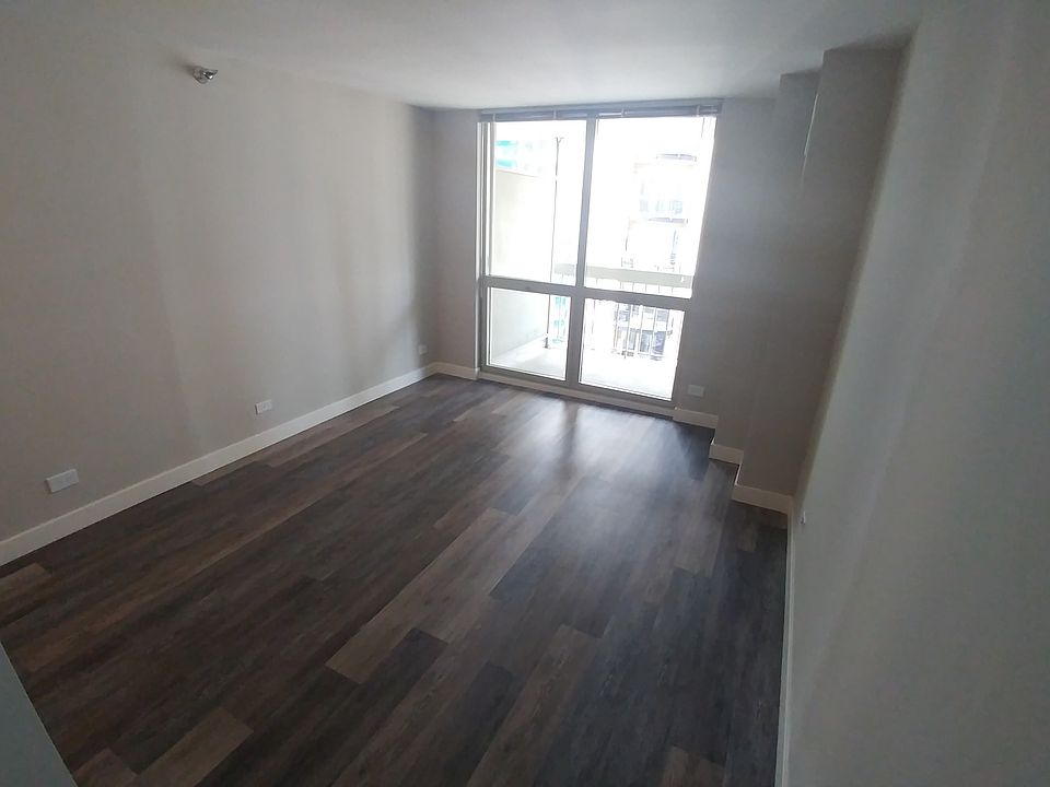 1st image of 11 E Delaware Pl #10CR