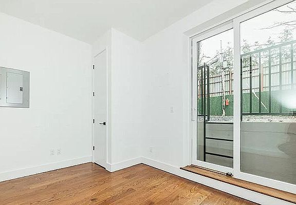 2nd image of 903 De Kalb Ave #1R