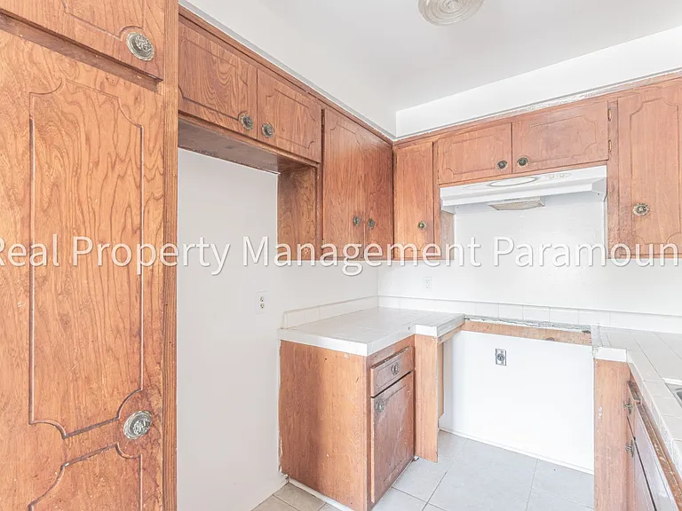 540 W Queen Street — Photo 23