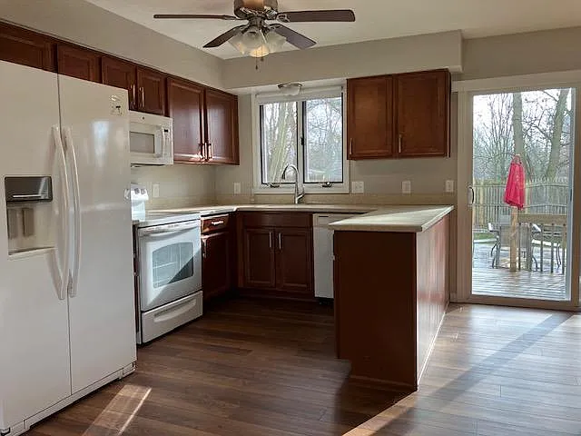 451 Robinhood Dr — Photo 3